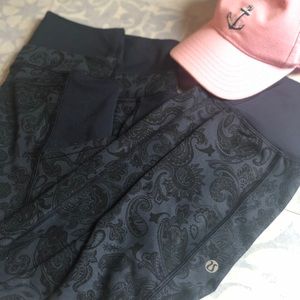 Lululemon En Route Inkwell Paisley Crops Size 8